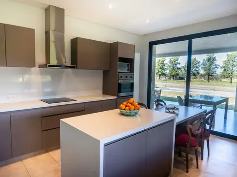 Casa en Alquiler con 2 cocheras