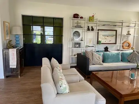 Hermosa casa de 961m2, con vista a la laguna. Barrio Laguna del Sol.