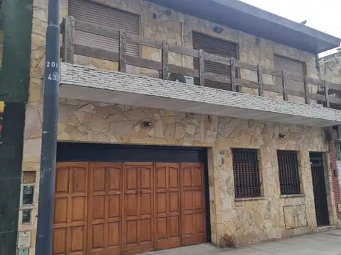 CASA 6 AMBIENTES CON PATIO, TERRAZA, JARDIN CON PILETA Y BALCON CORRIDO AL FRENTE