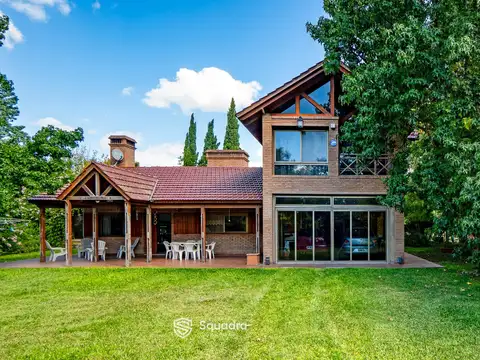VENTA | PERMUTA - Casa 2 dormitorios   comodín, quincho con parrillero y piscina - Centro, Funes.