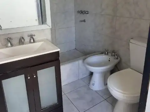 Depto Tipo Casa en Alquiler con 1 cocheras