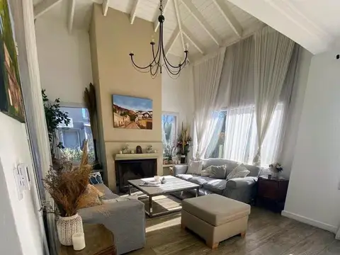 Casa 5 ambientes con 3 baños