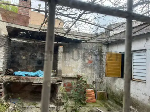 VENTA DE CASA A REMODELAR EN 7 E/ 83 Y 84 VILLA ELVIRA