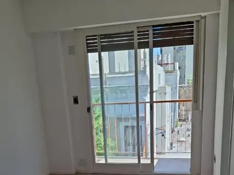 SOLO PARA OFICINA 2 Ambientes al Frente con Balcón
