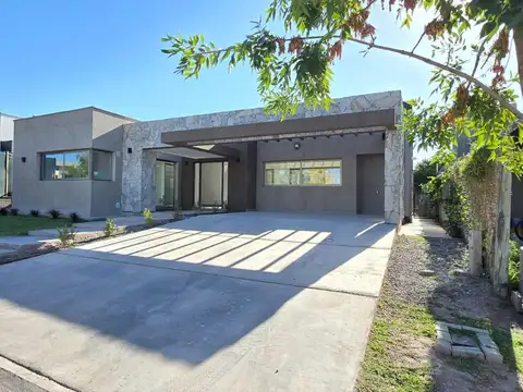 Casa en Venta con 2 cocheras