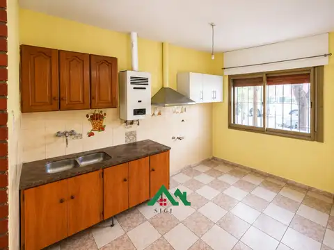 Casa 6 ambientes con 2 baños