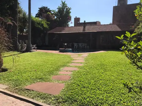 UNICO TERRENO 15 x 25  C /QUINCHO Y PILETA!   EXCELENTE UBICACIÓN