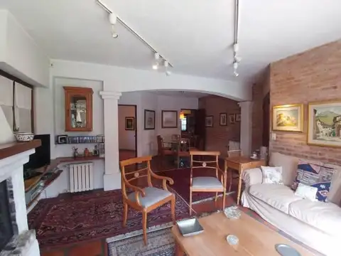 Casa en Venta, 3 Plantas, Jardín y Pileta - Ubicada en Martínez.