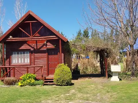 Complejo de 4 cabañas de madera c/ piscina