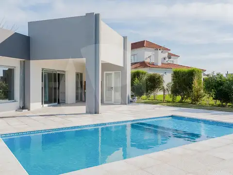 VENTA - CASA - 4 AMBIENTES, COCHERA Y PILETA - CLUB DE CAMPO SAN LUCAS