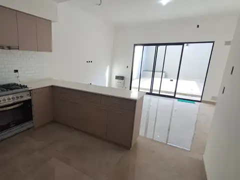 Casa 6 ambientes con 5 baños