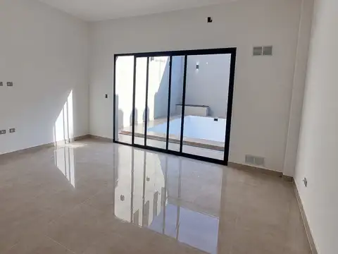 CASA 6 AMBIENTES CON 5 DORMITORIOS, 5 BAÑOS, GARAGE, PATIO CON PILETA, JARDIN Y LAVADERO CUBIERTO