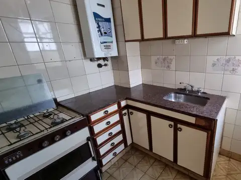 Excelente y muy luminoso dto de 2 amb a la calle