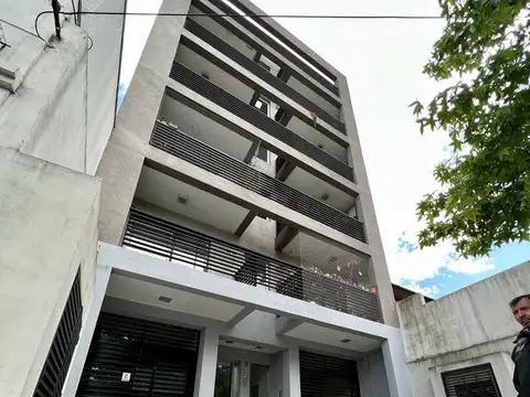 Excelente semipiso con balcón al frente a 150 mts de 25 de Mayo