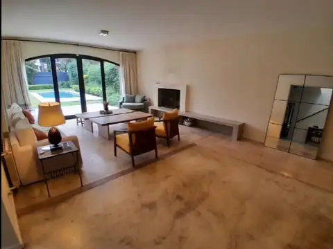Casa 9 ambientes con 4 baños