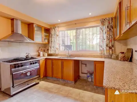 Casa en Alquiler con 4 cocheras