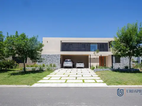 Casa a estrenar con vista a Laguna en Calesa Pilara -