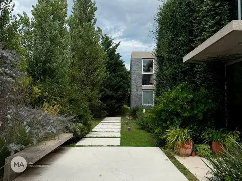 Casa 7 ambientes con 5 baños