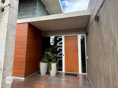 Casa en Venta con 5 cocheras