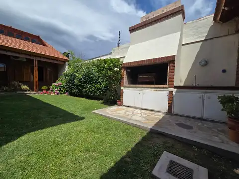 Casa 6 ambientes con 2 baños