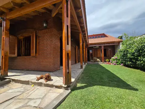 Casa en Venta con 2 cocheras