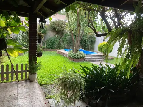 Amplio Chalet 5 Amb c/ Pileta, Galería y Suite - Rincón 1144, Banfield