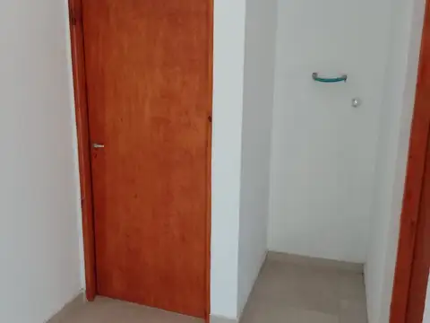 EXCELENTE LOCAL SOBRE CHIOZZA CON ENTREPISO  