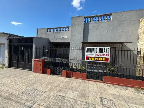 Casa americana tres ambientes,  cochera pasante mas deposito  y fondo libre.