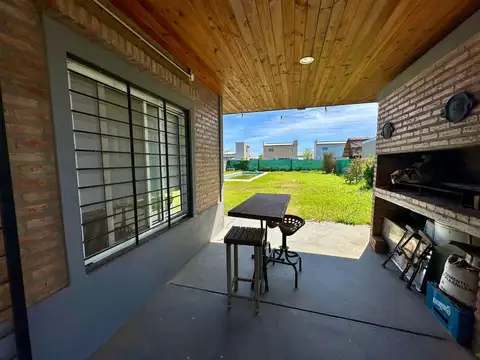 Casa en Alquiler con 2 cocheras