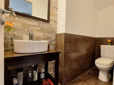 Casa 4 ambientes con 2 baños