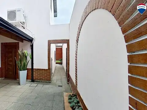 VENTA CASA 4 AMBIENTES CON JARDIN COCHERA SARANDI