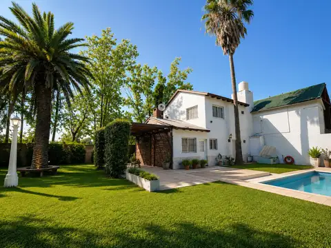 Venta - Casa de tres dormitorios, pileta y cocheras, Funes