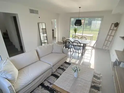 Casa 4 ambientes con 3 baños