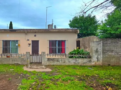 CASA 3 AMBIENTES VENTA CON GARAGE Y ESPACIO VERDE
