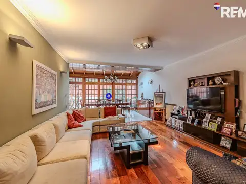 Casa en Venta con 3 cocheras