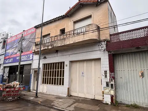 Importante propiedad en zona industrial con acceso vehicular espacios varios para aulas,  taller o depósito