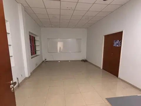 Importante propiedad en zona industrial con acceso vehicular espacios varios para aulas,  taller o depósito