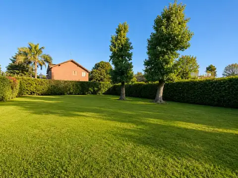CASA 5 AMB EN DOBLE LOTE C/QUINCHO. LA MARTONA