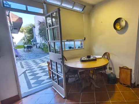 Casa con pileta y jardin, amplia y luminosa