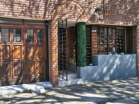 Casa con pileta y jardin, amplia y luminosa