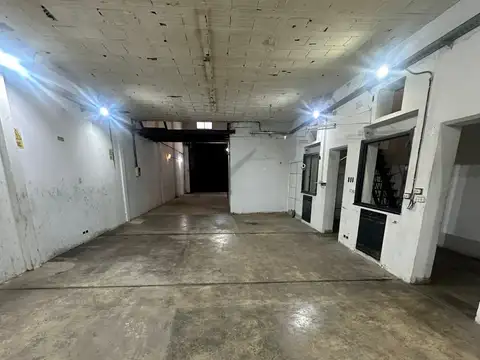 Galpón de 350 m2 en dos plantas sobre lote 8,66 x 25. Entrada de camión, oficinas. Apto todo destino.