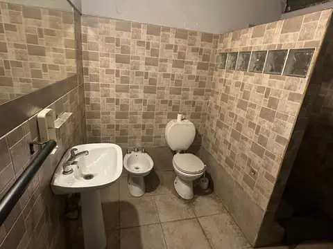 Galpón de 350 m2 en dos plantas sobre lote 8,66 x 25. Entrada de camión, oficinas. Apto todo destino.