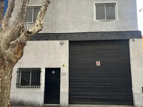 Galpón de 350 m2 en dos plantas sobre lote 8,66 x 25. Entrada de camión, oficinas. Apto todo destino.