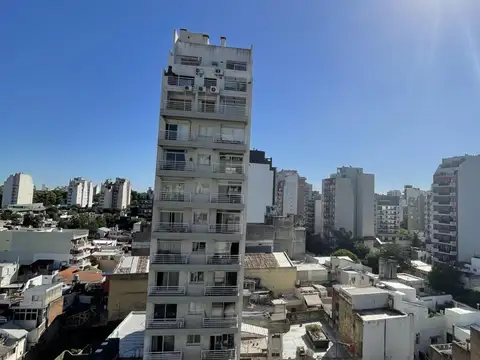 2 ambientes con Balcon con parrilla piso alto, muy luminoso