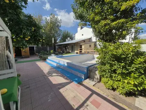 Casa quinta en venta Villa Luzuriaga con pileta