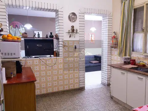 Casa en venta 5 amb en Ciudadela con patio, cochera y depto 2 amb.