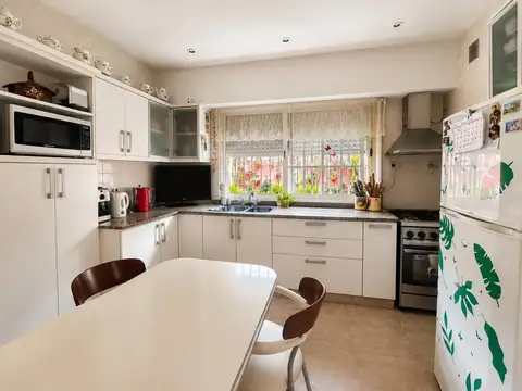 Casa 6 ambientes con 2 baños