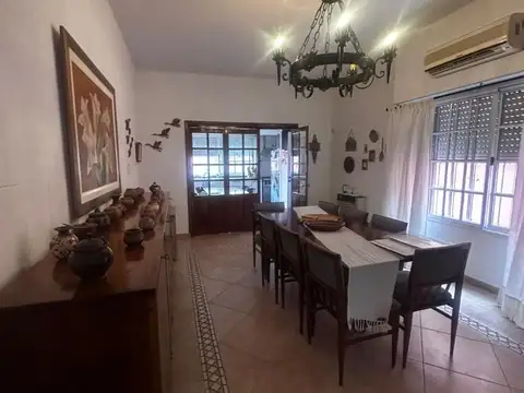 Casa 6 ambientes con 2 baños