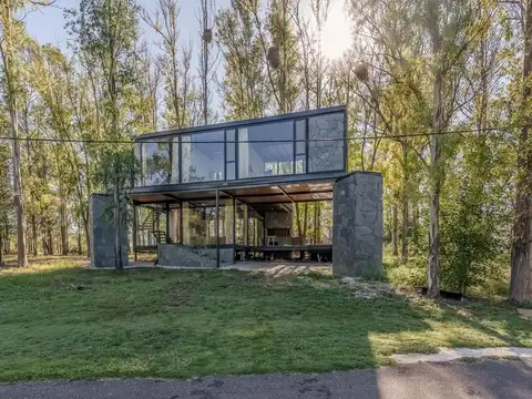 VENTA - CASA 3 DORMITORIOS, PATIO VERDE Y PISCINA. BARRIO CERRADO CAMPO TIMBO.