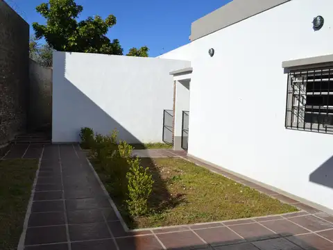 Se Vende Casa de Pasillo 1 Dorm. c/Patio en PB . Alberdi